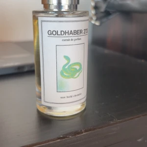 Gold habber parfym från one bold - 10/10 skick hela är full ni får med en sampel om ni köper. Inspererad av god of fire