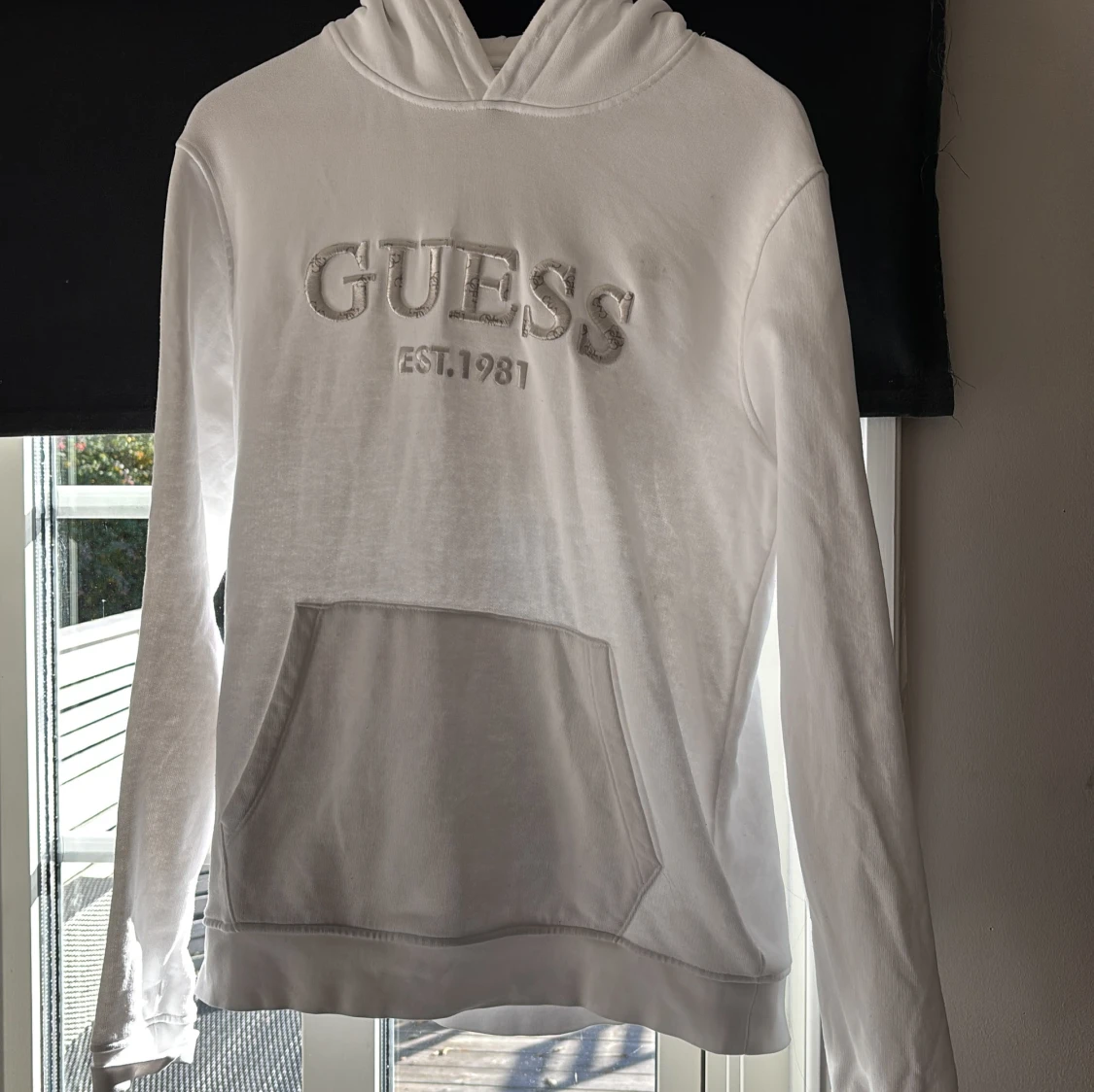 Vit hoodie från Guess med broderad logga
