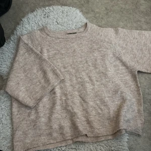 stickad tröja med korta armar 🫶🏼 - storlek M men sitter fint på mig som ofta bär stl xs-s 💞