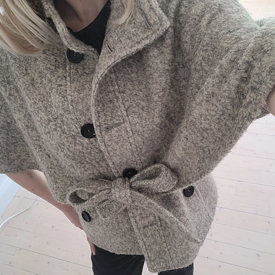 Grå cape med bälte och knappar - 3