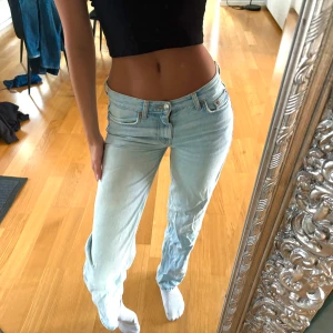 jeans från gina  - är i st 32, sitter tajt på mig med st 36