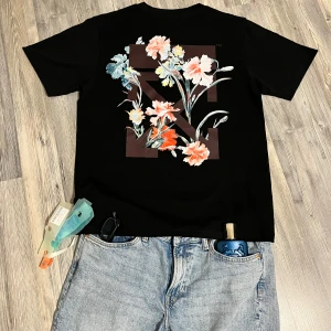 T-shirt - Hej säljer nu min svarta t-shirt med fin bild på baksidan. T-shirten är helt ny och endast har testats. Väldigt skön material. Känns som L tröja och sitter perfekt på mig!