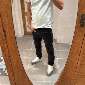 Replay jeans  - Ett par snygga byxor från Replay i storlek W30 L32 i modellen Anbbas 