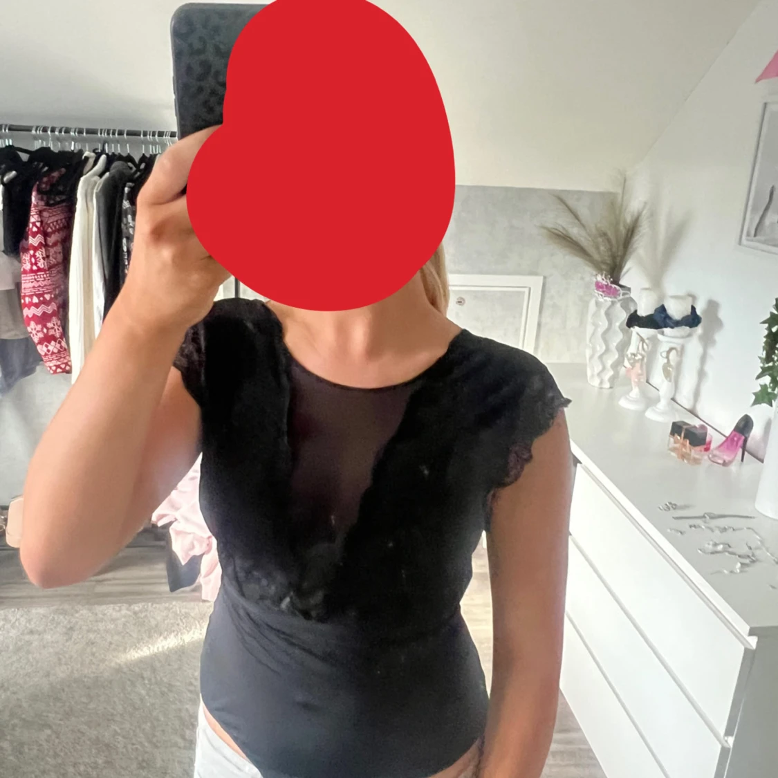 Svart spetsbody med meshdetaljer