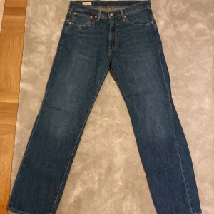 Levi's 555 blå jeans W31 L32 - Levi's 555 jeans i  blå tvätt. Modellen har rak passform. Tillverkade i slitstarkt bomullsdenim. Är öppen för ett lägre pris vid snabb affär. Om ni har några frågor skriv gärna!