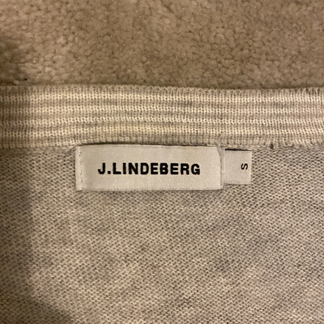 Ljusgrå v-ringad tröja J.Lindeberg - 3