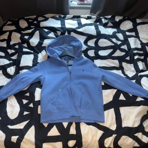 Polo Ralph lauren tröja - Tjena! Säljer nu min gamla polo Ralph lauren tröja eftersom att den är för liten för mig. Tröjan är i nyskick och storlek M i barnstorlek. Passar alltså barn mellan 8-13 år beroende på längd vikt osv. Tröjan är köpt på kidsbrandstore. Priset kan diskuteras vid snabb affär. Tröjan finns i Fruängen. Mvh Leon.