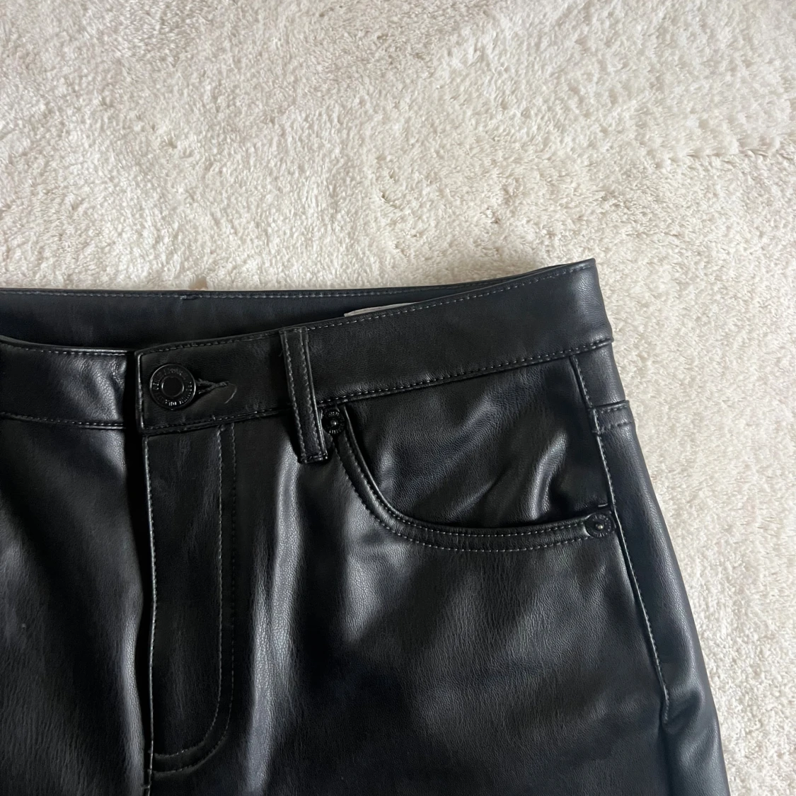 Svarta raka byxor i skinnimitation - 3