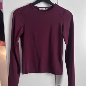 Vinröd långärmad topp - Snygg vinröd långärmad topp från lager 157 med rund halsringning. Modellen är slim och sitter nära kroppen, perfekt att styla med jeans eller kjol. ❣️M men passar mig som har xs