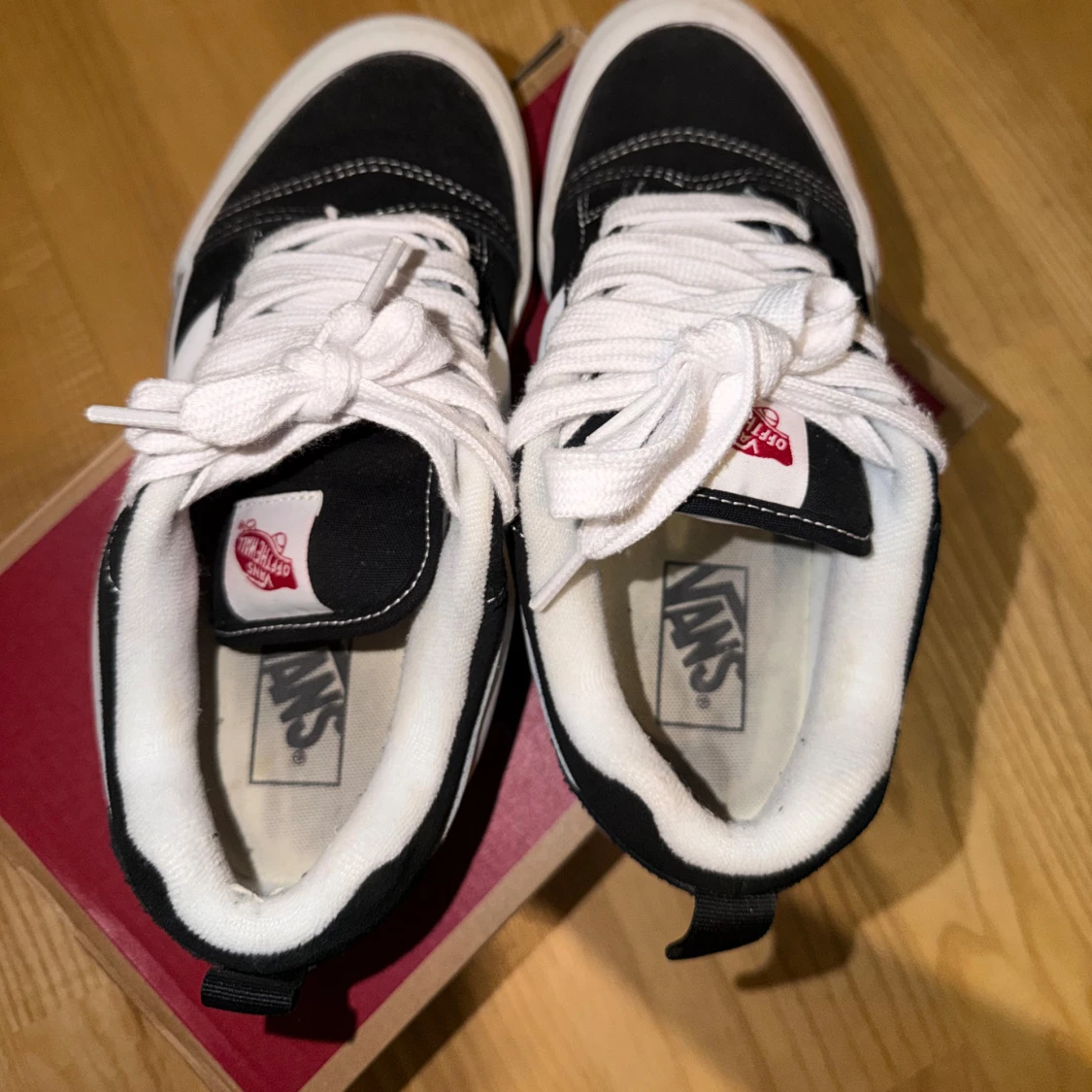 Vans Knu Skool svart/vit sneakers