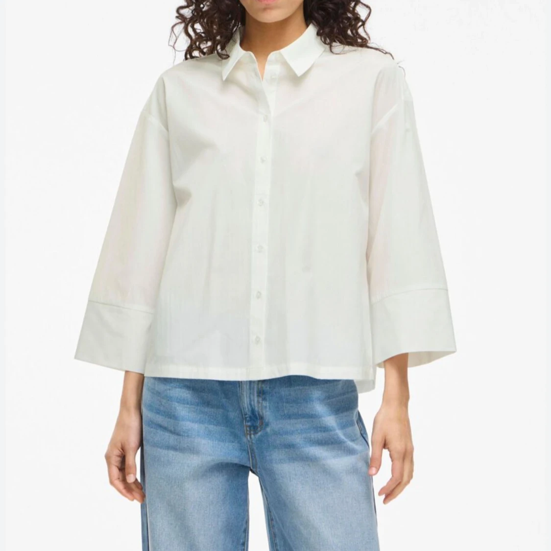 SÖKER!!! Vit skjorta med vida ärmar