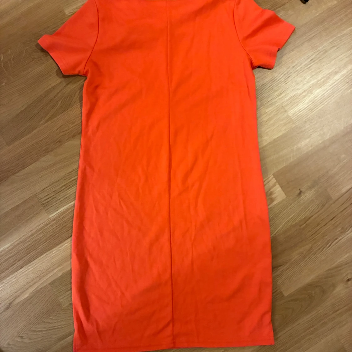 Korallröd kort klänning Rut&Circle XS - 1