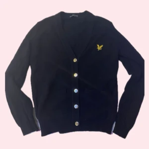Svart kofta från Lyle & Scott - Jätte fin V-ringad Lyle & Scott kofta. Perfekt nu till hösten🍂🍁