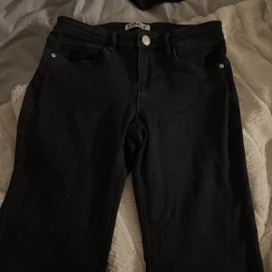 Svarta bootcut jeans från ONLY - Snygga svarta bootcut jeans från only, sitter superfint och är i mycket bra skick
