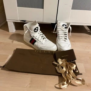 Gucci vita high-top sneakers - Feta Gucci skor med påse och kort. Bra skick. Priset kan diskuteras och de är såklart äkta✅! Passar absolut 41!