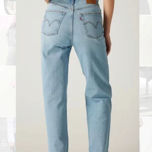 Levi's Ribcage Straight Ankle - Klassiska Levi's Ribcage Straight Ankle jeans i ljusblå denim med raka ben och hög midja. Jeansen har fem fickor, knappgylf och den ikoniska läderpatchen bak i midjan. Perfekta för en avslappnad och tidlös stil. Lite insydda i midjan. Storlek 26X29. Nypris: 1 299 kr. Skriv för egna bilder.