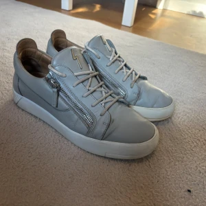Giuseppe zanotti  - Giuseppe zanotti skor i väldigt fint skick. Endast lite creasing men det går att få bort👍🏻 allt og medföljer (se bild 5) dessa skor är perfekt nu när det börjar bli kallt eftersom de håller värme och tål mycket👍🏻