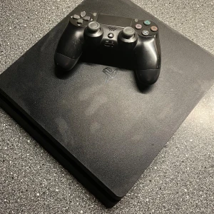 PlayStation 4 Slim med DualShock 4 - Sony PlayStation 4 Slim med original DualShock 4-kontroll. Konsolen är i gott skick utan konstigheter. Perfekt för gaming och multimedia. Allt fungerar som det ska.
