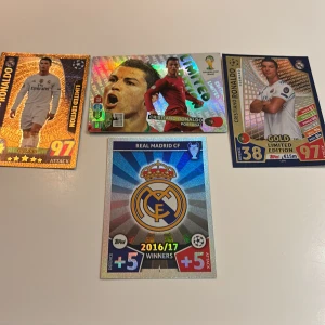 Cristiano Ronaldo Limited Edition Samlarkort - Samling av exklusiva limited edition samlarkort med Cristiano Ronaldo från Real Madrid och Portugal, inklusive Topps och FIFA World Cup Brasil 2014. Perfekt för fotbollsfans och samlare som vill ha något unikt och glittrande i sin kollektion!