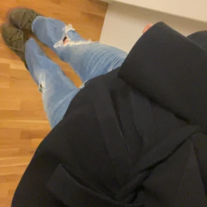 Lågmidjade bootcut jeans med slitningar - Säljer mina gina tricot iconic twisted jeans som tyvärr för liten för mig nu! Perfekta jeans som går med allt! Hör av dig vid frågor, pris eller fler bilder på jeansen!💓💓