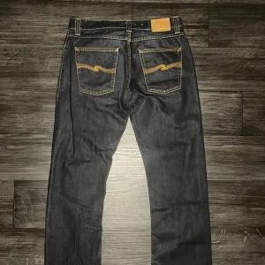 Nudie jeans - easy emil - Riktigt snygga dry nudie jeans modell Easy Emil. Storlek 32/32 som att dem är dry kommer dem bara bli snyggare mer man använder dem och få riktigt snygga fades vid frågor eller diskussion av pris är det bara att skriva MVH FABIANFASHION 