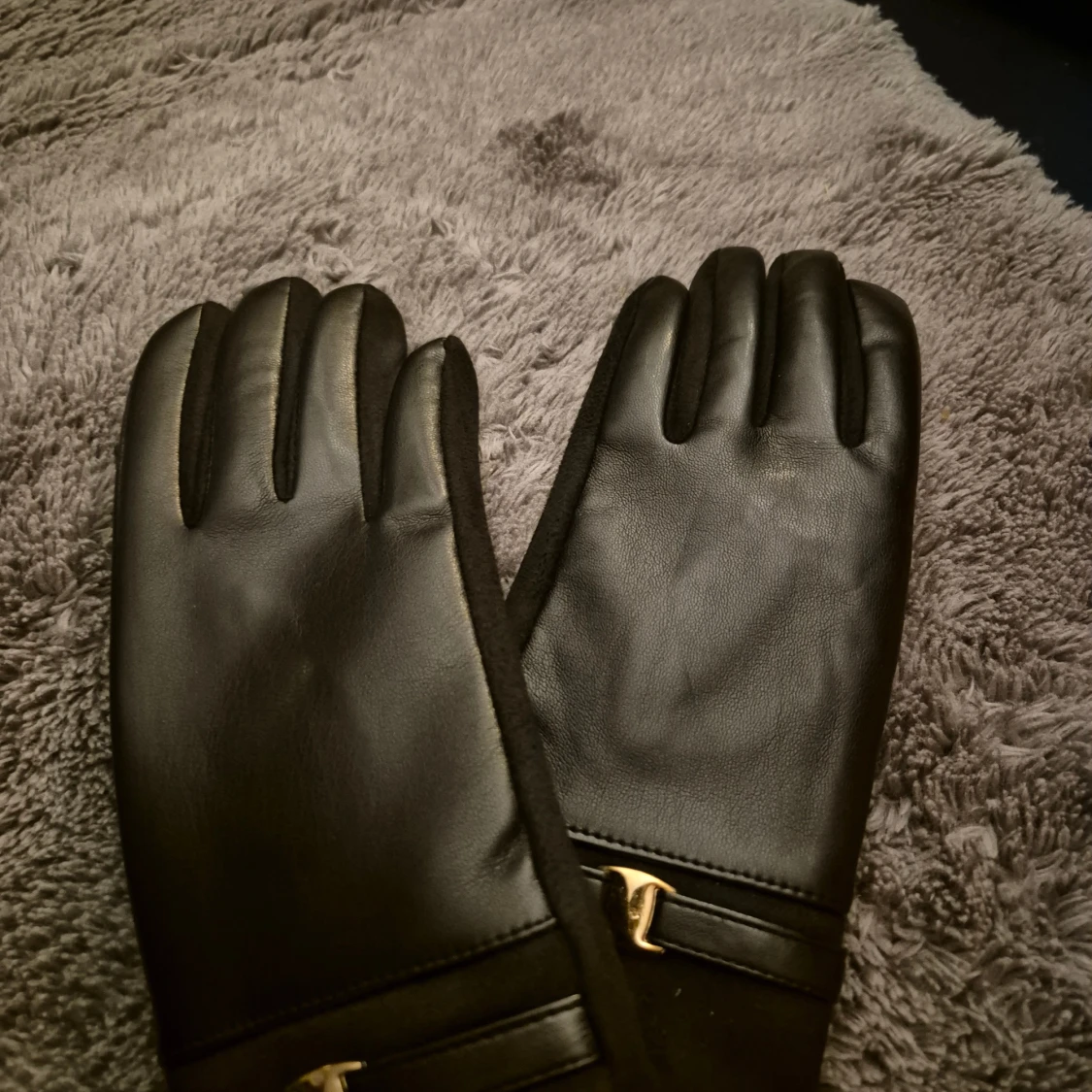 Svarta mocka handskar med gulddetalj - 3