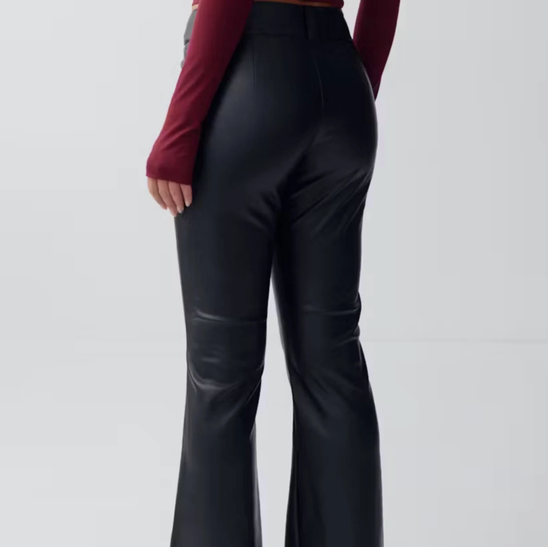 Svarta bootcut byxor i skinnimitation - 1