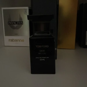 Tom Ford Oud Wood 50ml - Tom Ford Oud Wood Eau de Parfum, 50 ml. En exklusiv och populär doft i stilren flaska. Tillverkad i USA. Perfekt för dig som vill sticka ut med en ikonisk parfym från ett välkänt märke. 45/50 ml