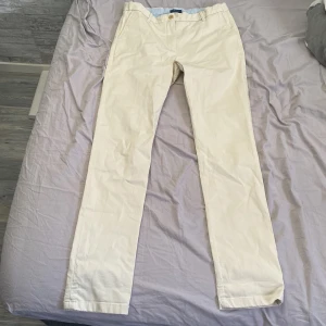 Gant chinos - Snygga beiga chinos från gant som ger dig en rikigt fräsch look. Sitter rikigt bra. 