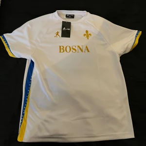 LAIB fotbolls tröja ”Bosnien” - En sporttröja från LAIB med landet Bosnien. Storlek M aldrig använd beställde fel storlek och han inte retunera i tid! Hör av dig vid frågor:)