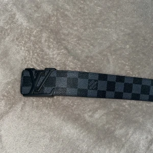 Märkes bälte  - En snygg märkes bälte med alla detaljer för män, hör av er för frågor.