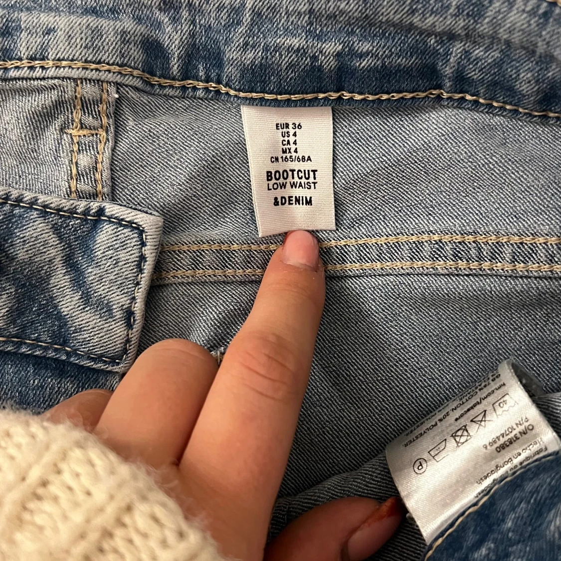 Ljusblå slitna bootcut jeans - 4