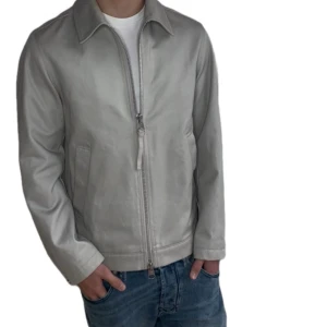 Overshirt med dragkedja - Fet Overshirt med dragkedja från Arket. Nypris: 1399. Hör av er vid frågor