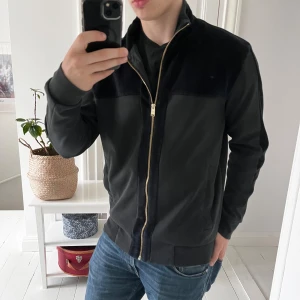 Hugo boss cardigan svart  - Hugo boss cardigan svart, Inga defekter,  sitter fint på modellen som är 180,75 kg. Väldigt najs ✌️