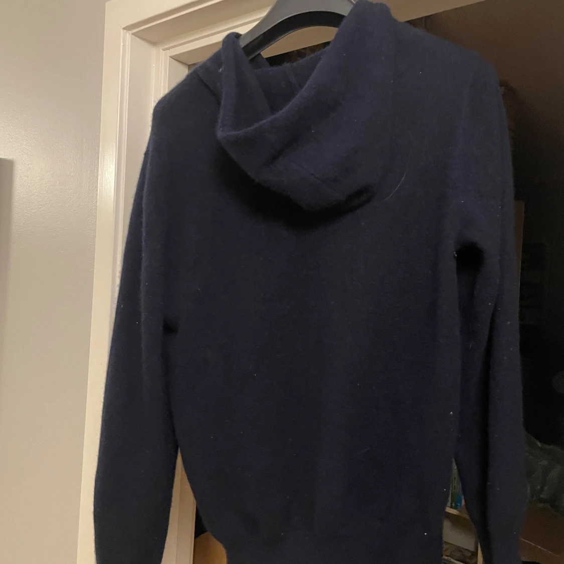 Mörkblå kashmir hoodie från Sayless - 2