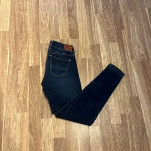 Pepe Jeans 24/28 - Ett par snygga blåa pepe jeans i storleken 24/28. Passform: Slim. Skick 10/10. Pris kan självklart diskuteras. Hör av dig vid frågor, bilder, info m.m.😊