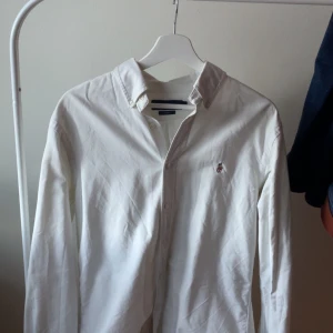 Vit skjorta från Ralph Lauren Slim Fit - Klassisk vit skjorta från Ralph Lauren i slim fit-modell. Strl m, bra skick men färgen har tappats lite 