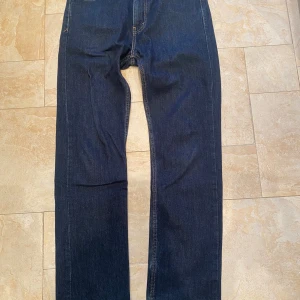 Levi's 513 mörkblå jeans - Mörkblå Levi's 513 jeans med klassisk femficksdesign och raka ben. Jeansen  är i väldigt bra skick 💯 Hör av er om ni har några frågor! 