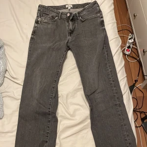 Grå/svarta jeans från h&m 30/32 - Säljer dessa stilrena jeans från H&M. Tror ej de säljs mer. De är regular eller baggy och passar perfekt nu till hösten och vintern. De är lite slitna och därför säljer ja dessa billigt. Skicket är 7/10 skulle jag säga! Hör gärna av er vid intresse! Storlek 30/32.