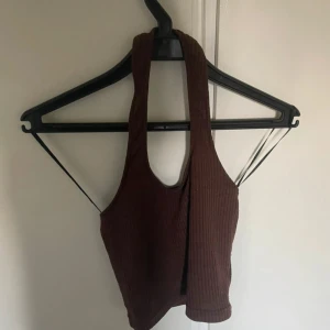 Brun topp  - Superfint linne där bandet går runt nacken. Använt ett fåtal gånger och för liten för mig nu. Perfekt till både vardag och fest! Perfekt färg till hösten!