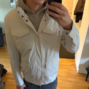 Fält jacka - Fält jacka ifrån märket Digel i storlek M, nyskick med tags kvar, riktigt snygg perfekt nu till höst och vintern pris kan diskuteras🙌 Nypris är ca 3300