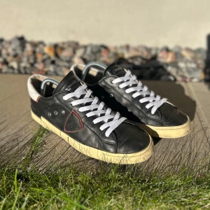 Philippe model skor - Tja! Säljer nu dessa Philippe Model skor i storlek 43 för endast 449 kr. Skicket är okej och därför är även priset väldigt lågt. Några deffekter finns men de är ändå i ett användbart skick! Vid några frågor eller funderingar är det bara att höra av sig! Pris kan såklart diskuteras! 