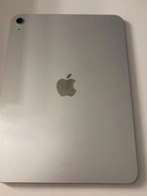 iPad 11’ (A16) 128GB - Snygg och modern iPad (A16) med 128GB. USB-C laddning. iPaden är i nyskick, komplett med originalförpackning och tillbehör, laddaren är lite sliten men kan fås med. Inga större repor eller skador på den eftersom den är väldigt ny, köpt i september på power för 4589kr. Använd fåtal gånger och säljer pga inte används 🌸 