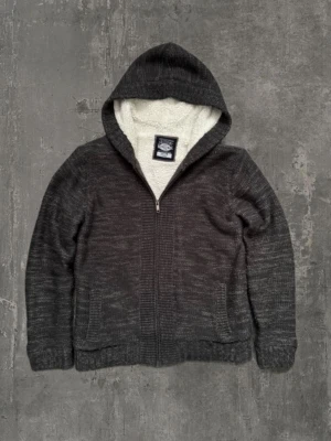 Cardigan - En väldigt snygg och skön stickad Cardigan i extremt bra skick! Storleken passar S, och är väldigt Schön och varm! Insidan är fodrad och även i luvan! Meddela gärna oss om du har några frågor! Dessutom är priset ej hugget i sten! Mvh saint;)