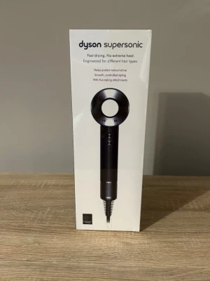 Dyson supersonic hairdryer - Helt ny oanvänt dyson hairdryer. Skriv för mer info