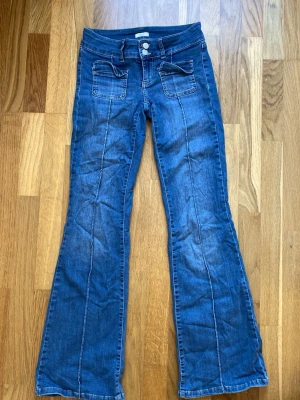 Jeans ifrån Nelly - Jättesnygga blåa jeans ifrån Nelly! De är lågmidjade och bootcut i storlek 32 men passar mig som oftast har större då de är väldigt stretchiga. Pris kan diskuteras, skriv för fler bilder!❤️💕🥰
