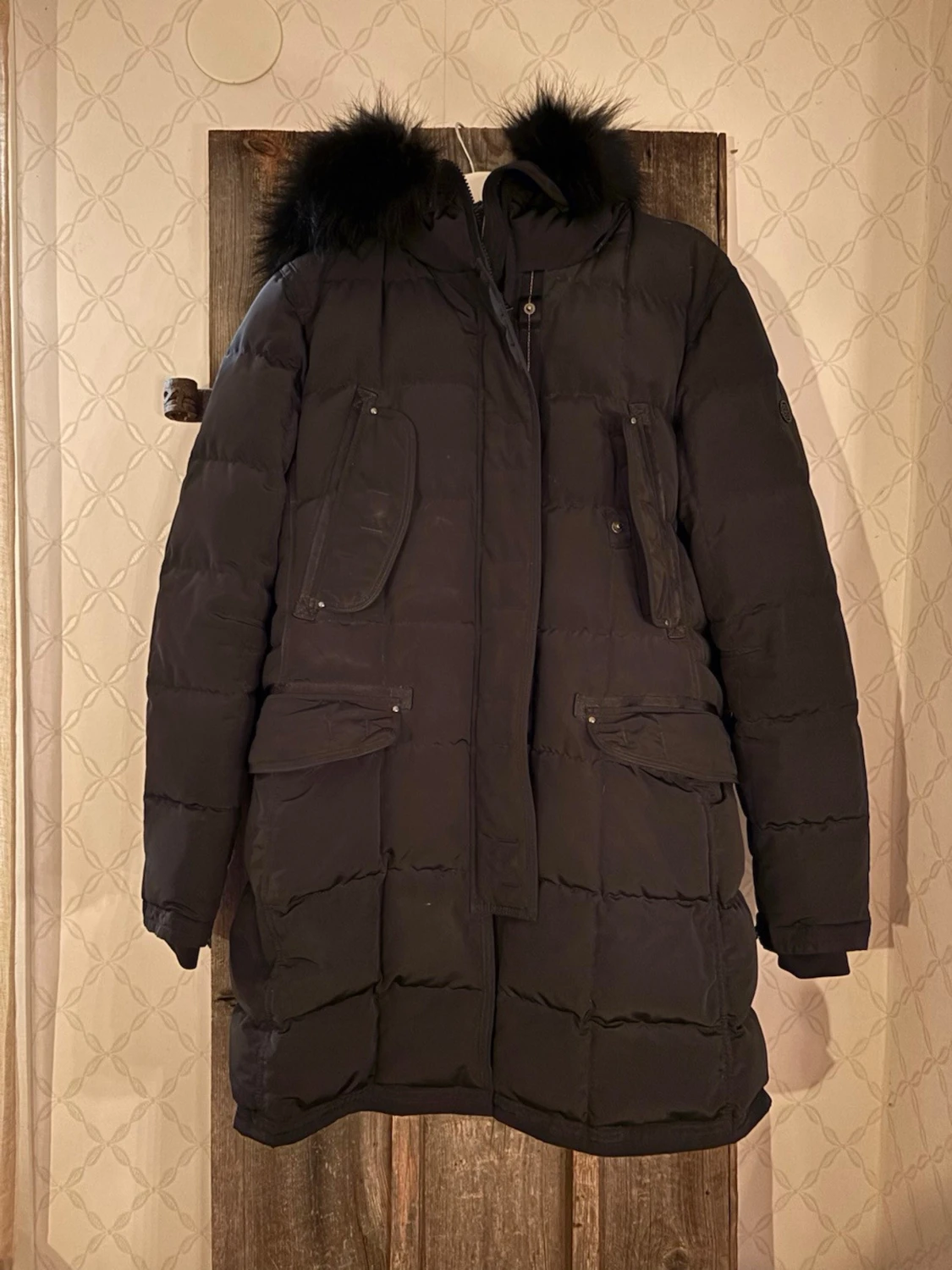 Svart lång dunjacka med päls, från Blonde no. 8