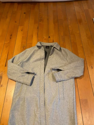 Lång Kappa  - En lång kappa från Vero Moda i väldigt bra skick, skriv vid mer frågor! 