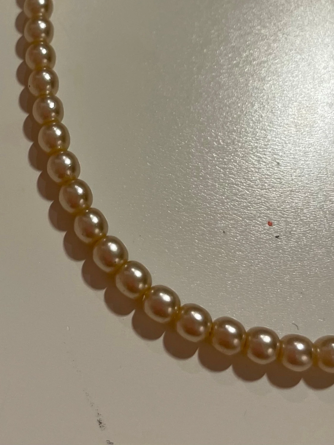 Snyggt pärlhalsband med hjärtformat lås - 5