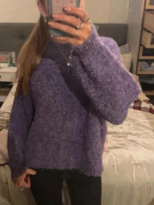 Lila stickad tröja från Gina Tricot - Mysig lila stickad tröja från Gina Tricot i storlek S. Tröjan har en loose passform, rund hals och långa ärmar. Materialet är fluffigt och ger en skön känsla, perfekt för kyliga dagar. Enkel design utan mönster eller detaljer, passar till jeans eller kjol.